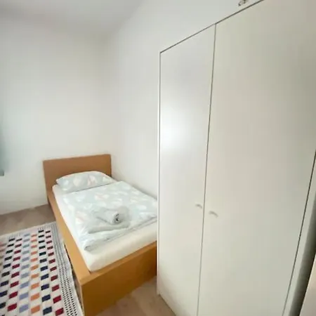 Апартаменты Family-friendly House In Vienna's Suburbs! *